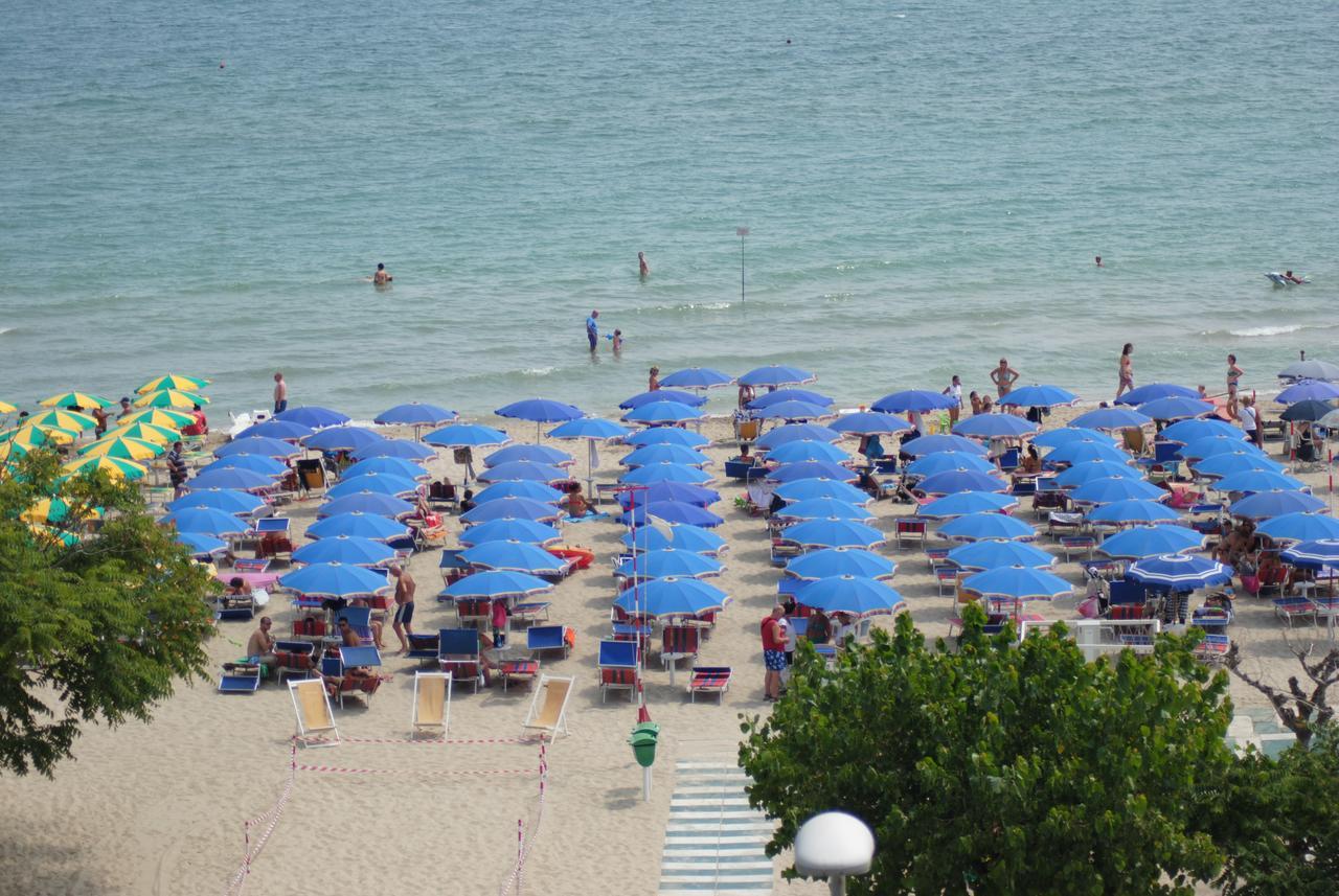 Hotel Boston Alba Adriatica Exterior photo